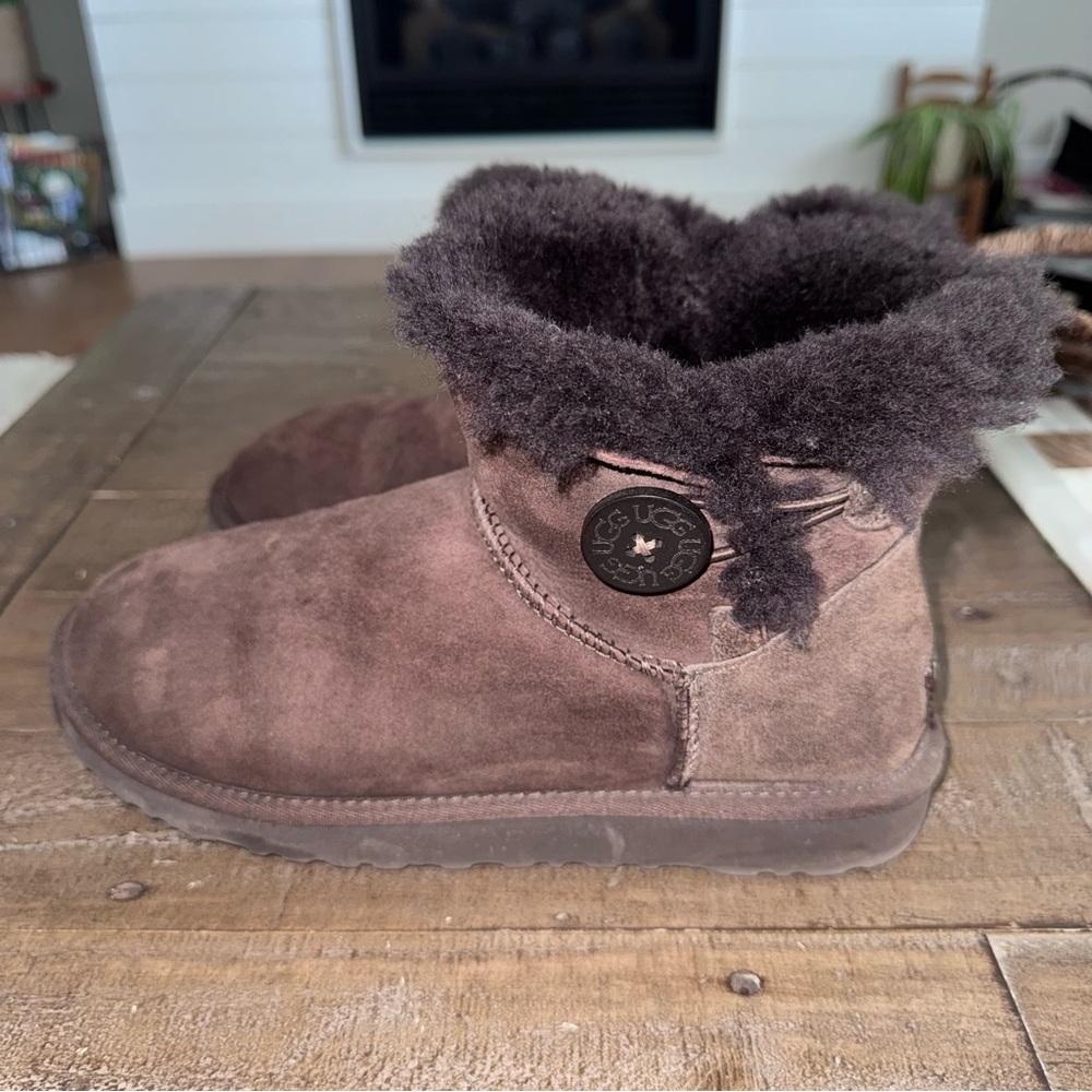 Ugg mini Bailey button boots in chocolate brown size 8 - Picture 4 of 9
